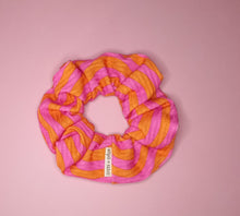 Load image into Gallery viewer, Wavy 70s Vibes Scrunchie, Orange + Pink by Söpö & Tähti / Sopo + Tahti