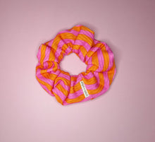 Load image into Gallery viewer, Wavy 70s Vibes Scrunchie, Orange + Pink by Söpö & Tähti / Sopo + Tahti