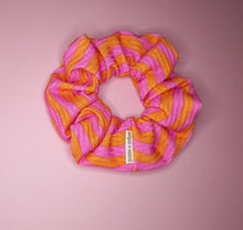 Load image into Gallery viewer, Wavy 70s Vibes Scrunchie, Orange + Pink by Söpö & Tähti / Sopo + Tahti