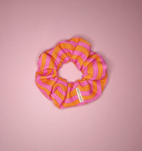 Load image into Gallery viewer, Wavy 70s Vibes Scrunchie, Orange + Pink by Söpö & Tähti / Sopo + Tahti