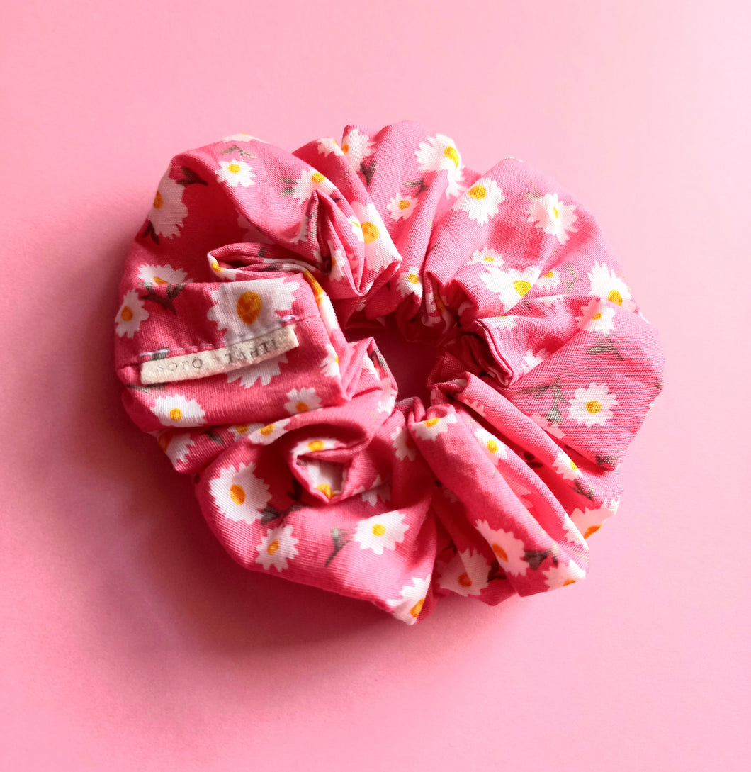 Lazy Daisy Large Scrunchie in Pink